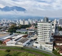 ALUGA - Apartamento com terraço